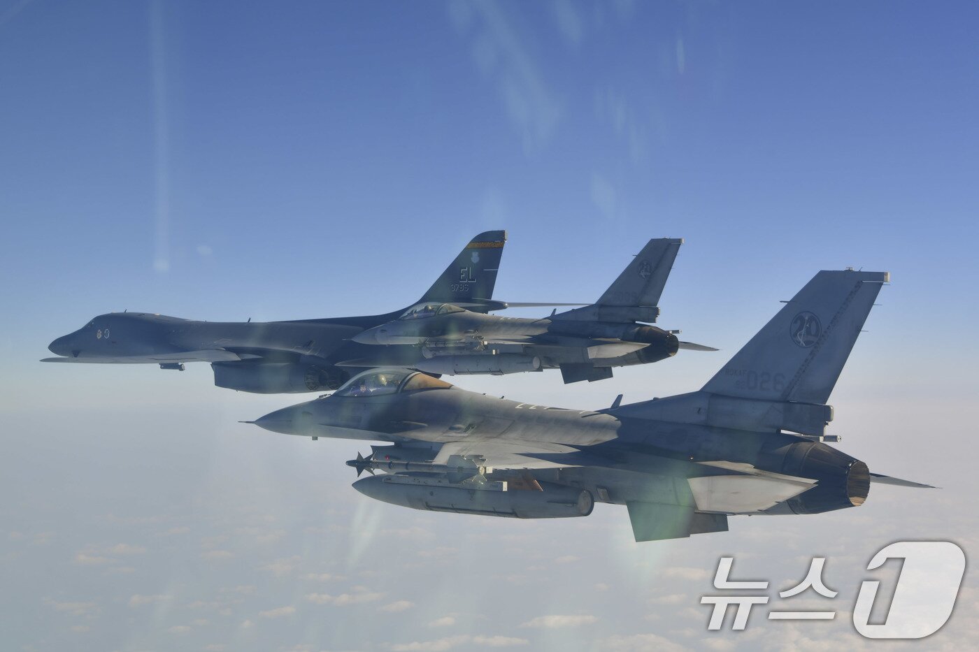 본문 이미지 - 한미 양국이 지난 2월 20일 미국 B-1B 전략폭격기 &#39;랜서&#39;가 전개한 가운데 올해 첫 연합 공중훈련을 하고 있다. 도널드 트럼프 행정부 정식 출범 이후 진행된 첫 공중 훈련이기도 하다. &#40;국방부 제공. 재판매 및 DB 금지&#41; 2025.2.20/뉴스1