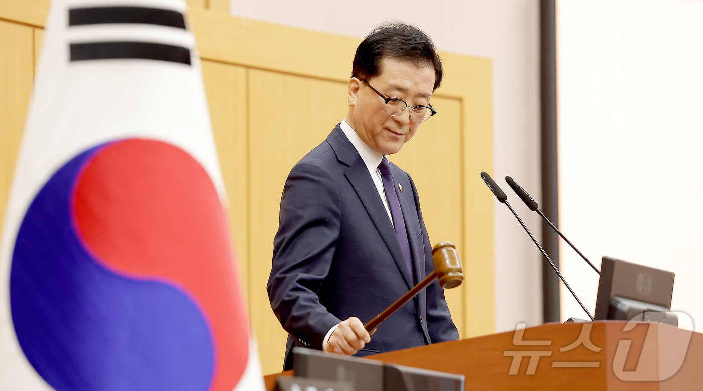 (대전=뉴스1) 김경훈 기자 = 조원휘 대전시의회 의장이 20일 제284회 임시회 2차 본회의에서 의사봉을 두드리고 있다.(대전시의회 제공.재판매 및 DB금지)/뉴스1