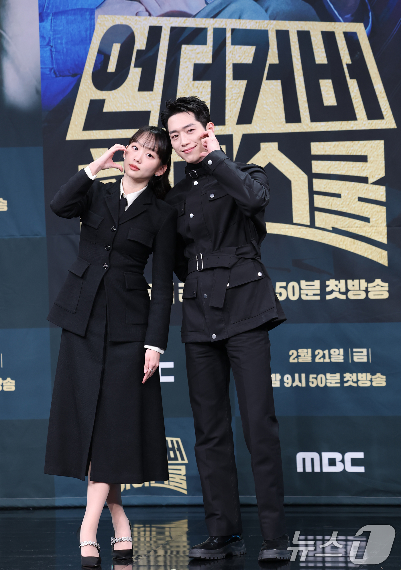 (서울=뉴스1) 권현진 기자 = 배우 진기주와 서강준(오른쪽)이 20일 오후 서울 마포구 상암 MBC에서 열린 MBC 금토드라마 '언더커버 하이스쿨' 제작발표회에 참석해 포즈를 취 …