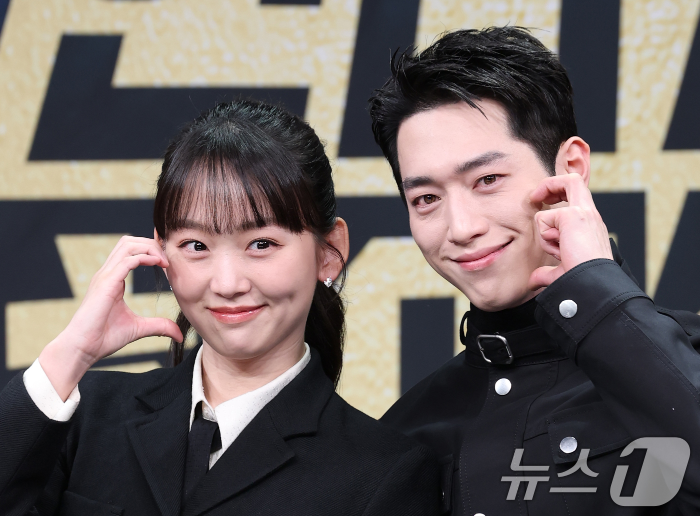 (서울=뉴스1) 권현진 기자 = 배우 진기주와 서강준(오른쪽)이 20일 오후 서울 마포구 상암 MBC에서 열린 MBC 금토드라마 '언더커버 하이스쿨' 제작발표회에 참석해 포즈를 취 …