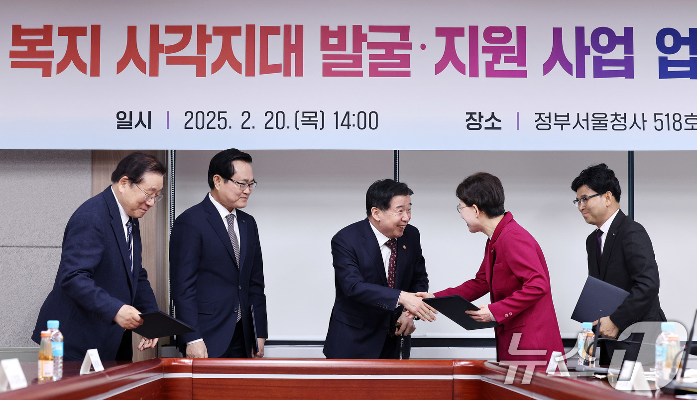 (서울=뉴스1) 박지혜 기자 = 유철환 국민권익위원장이 20일 서울 종로구 정부서울청사에서 열린 '복지 사각지대 발굴, 지원사업' 업무협약식에서 관계 기관장들과 인사를 나누고 있다 …