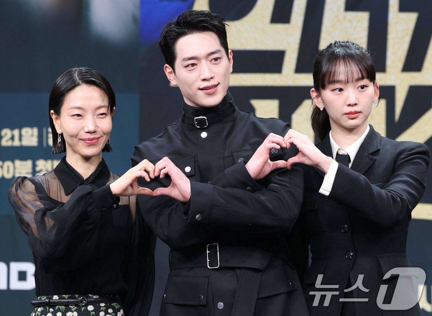 본문 이미지 - 배우 김신록(왼쪽부터)과 서강준, 진기주가 20일 오후 서울 마포구 상암 MBC에서 열린 MBC 금토드라마 '언더커버 하이스쿨' 제작발표회에 참석해 포즈를 취하고 있다. '언더커버 하이스쿨'은 배우 서강준의 전역 후 복귀작으로 화제를 모은 작품으로 고종 황제의 사라진 금괴의 행방을 쫓기 위해 고등학생으로 위장 잠입한 국정원 요원의 좌충우돌 N차 고딩 활약기를 담은 작품이다. 2025.2.20/뉴스1 ⓒ News1 권현진 기자