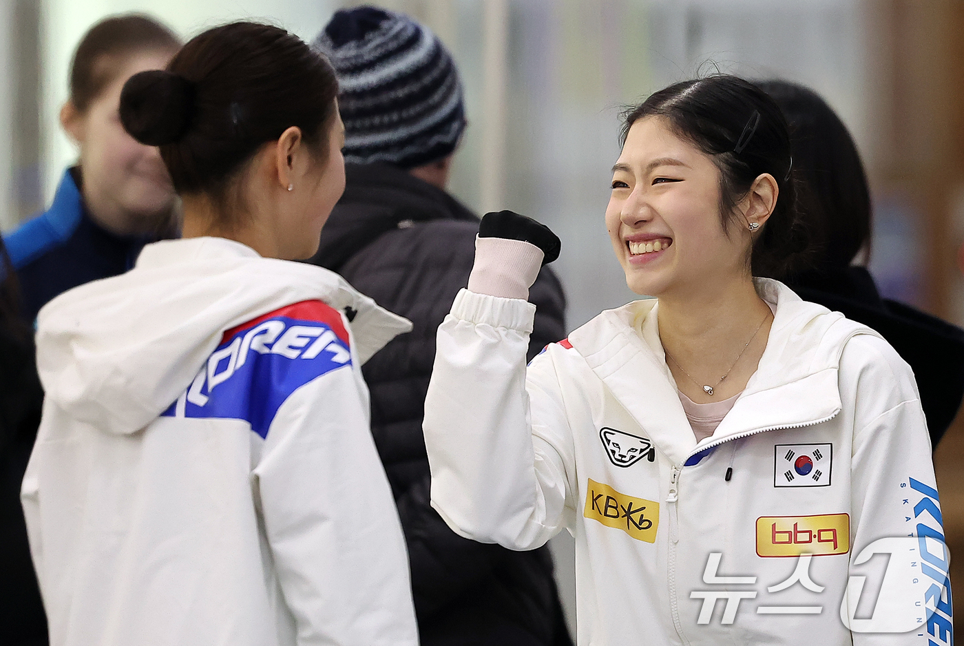(서울=뉴스1) 김진환 기자 = 피겨 이해인이 20일 오후 서울 양천구 목동 아이스링크에서 열린 2025 ISU 사대륙 피겨스케이팅 선수권대회 공식훈련을 앞두고 윤아선을 바라보며 …