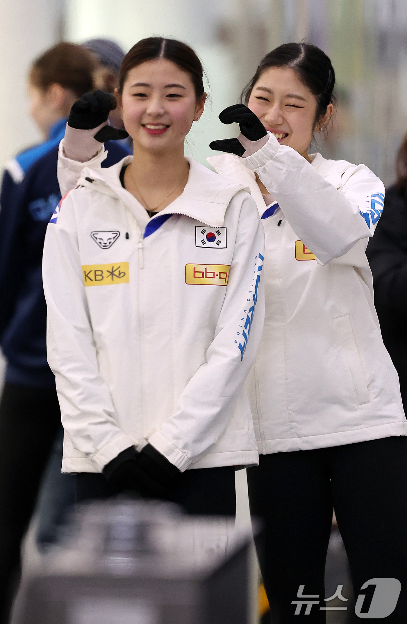 (서울=뉴스1) 김진환 기자 = 피겨 이해인이 20일 오후 서울 양천구 목동 아이스링크에서 열린 2025 ISU 사대륙 피겨스케이팅 선수권대회 공식훈련을 앞두고 윤아선에게 장난을 …