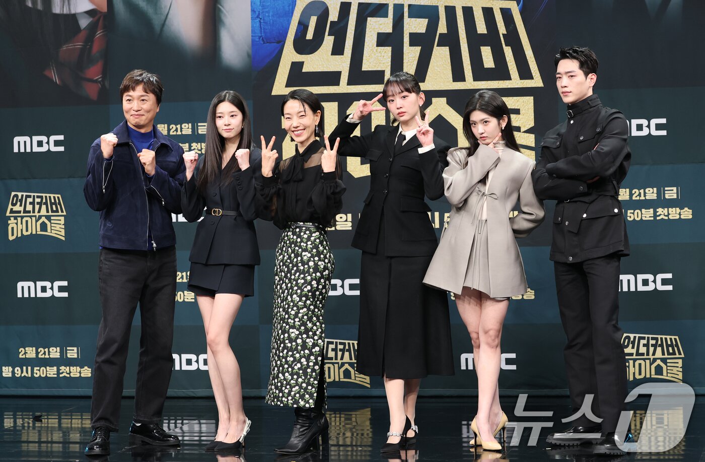 본문 이미지 - 배우 전배수(왼쪽부터)와 김민주, 김신록, 진기주, 박세현, 서강준이 20일 오후 서울 마포구 상암 MBC에서 열린 MBC 금토드라마 '언더커버 하이스쿨' 제작발표회에 참석해 포즈를 취하고 있다. '언더커버 하이스쿨'은 배우 서강준의 전역 후 복귀작으로 화제를 모은 작품으로 고종 황제의 사라진 금괴의 행방을 쫓기 위해 고등학생으로 위장 잠입한 국정원 요원의 좌충우돌 N차 고딩 활약기를 담은 작품이다. 2025.2.20/뉴스1 ⓒ News1 권현진 기자