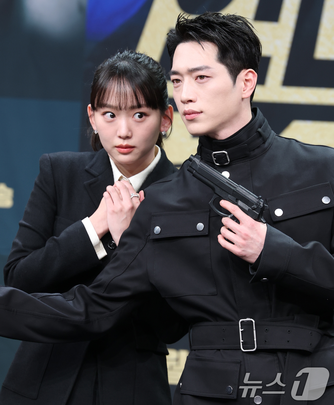 (서울=뉴스1) 권현진 기자 = 배우 진기주와 서강준(오른쪽)이 20일 오후 서울 마포구 상암 MBC에서 열린 MBC 금토드라마 '언더커버 하이스쿨' 제작발표회에 참석해 포즈를 취 …