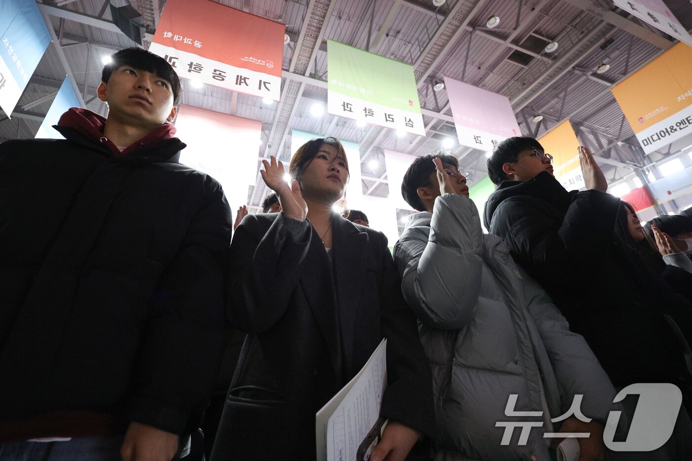본문 이미지 - 20일 오후 서울 마포구 서강대학교에서 열린 2025학년도 입학축복예식에서 신입생들이 선서를 하고 있다. 2025.2.20/뉴스1 ⓒ News1 신웅수 기자