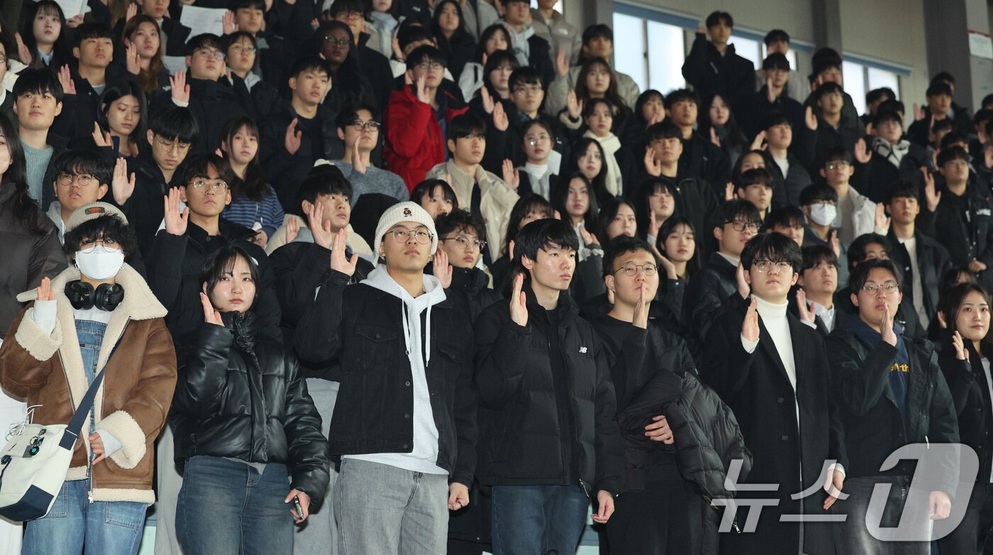 본문 이미지 - 20일 오후 서울 마포구 서강대학교에서 열린 2025학년도 입학축복예식에서 신입생들이 선서를 하고 있다. 2025.2.20/뉴스1 ⓒ News1 신웅수 기자