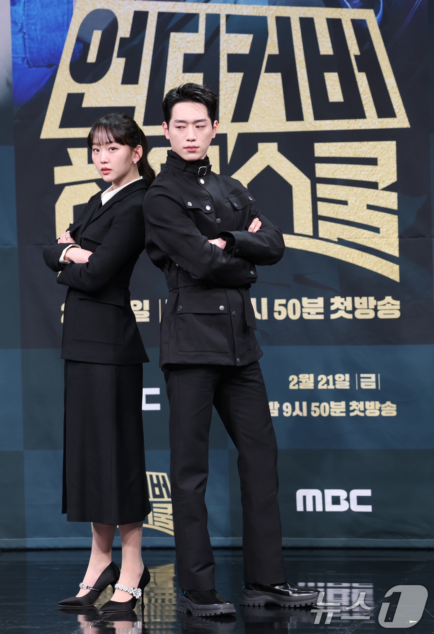 (서울=뉴스1) 권현진 기자 = 배우 진기주와 서강준(오른쪽)이 20일 오후 서울 마포구 상암 MBC에서 열린 MBC 금토드라마 '언더커버 하이스쿨' 제작발표회에 참석해 포즈를 취 …