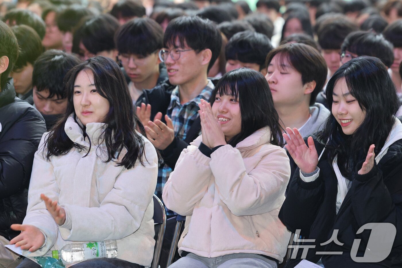 본문 이미지 - 20일 오후 서울 마포구 서강대학교에서 열린 2025학년도 입학축복예식에서 신입생들이 공연을 보며 손뼉을 치고 있다. 2025.2.20/뉴스1 ⓒ News1 신웅수 기자