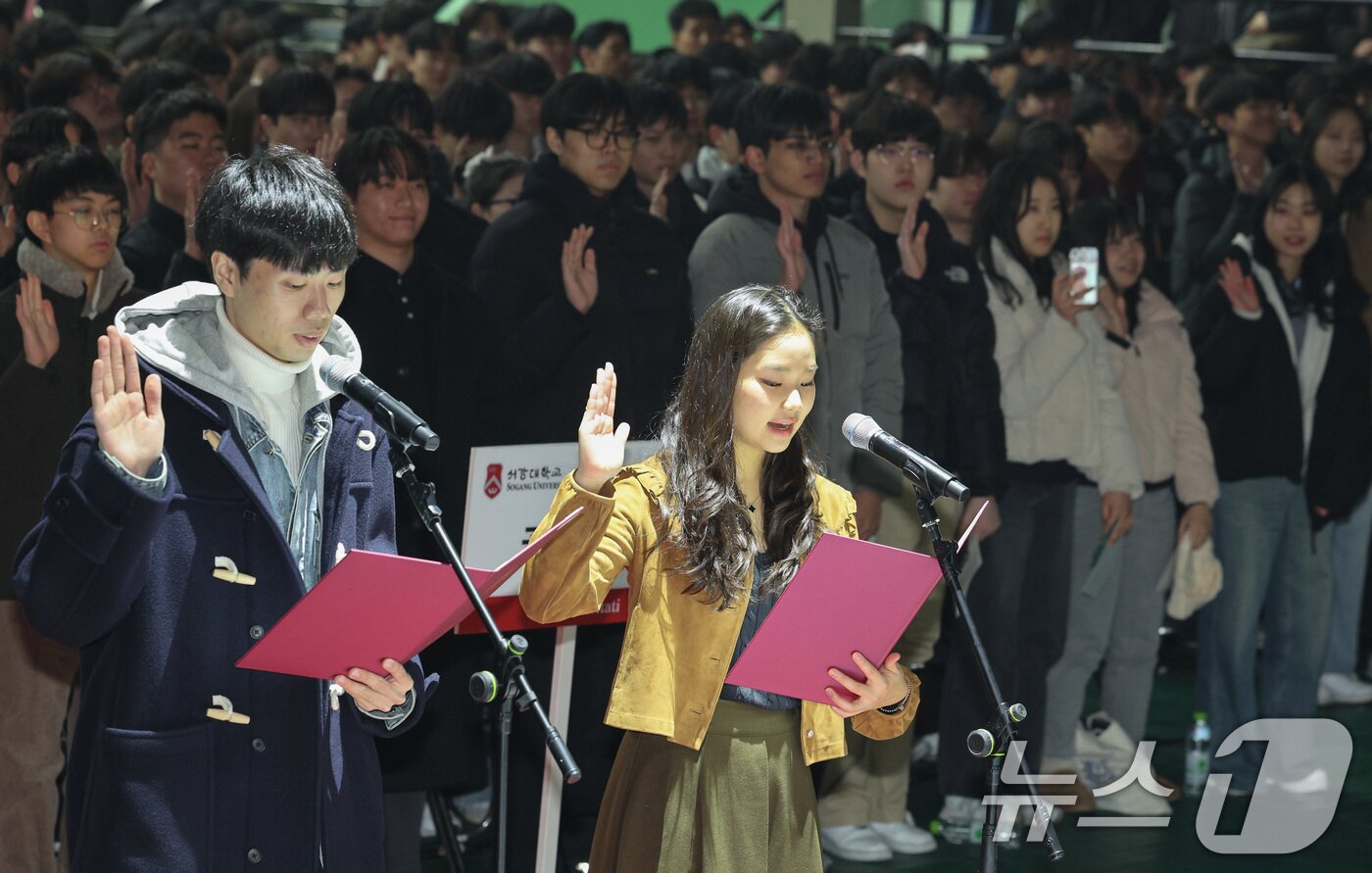 본문 이미지 - 20일 오후 서울 마포구 서강대학교에서 열린 2025학년도 입학축복예식에서 신입생들이 선서를 하고 있다. 2025.2.20/뉴스1 ⓒ News1 신웅수 기자