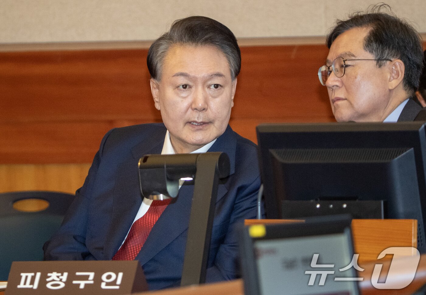 본문 이미지 - 윤석열 대통령이 2월 20일 오후 서울 종로구 헌법재판소 대심판정에서 열린 탄핵심판 10차 변론 기일에 출석해 변호인과 대화하고 있다. 2025.2.20/뉴스1 ⓒ News1 사진공동취재단