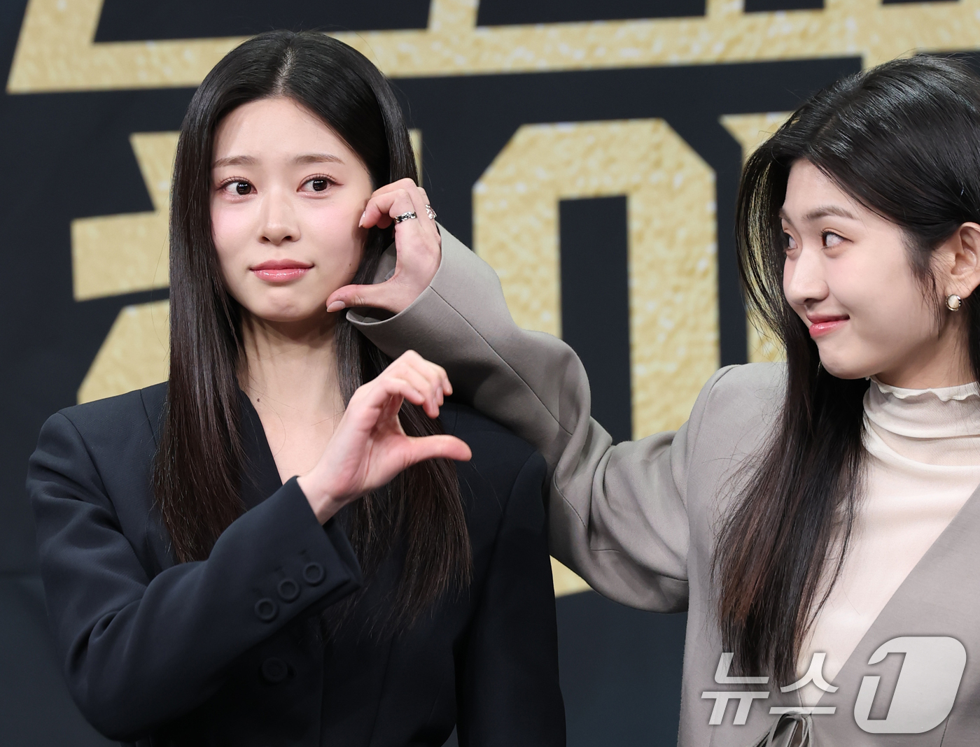 (서울=뉴스1) 권현진 기자 = 배우 김민주와 박세현(오른쪽)이 20일 오후 서울 마포구 상암 MBC에서 열린 MBC 금토드라마 '언더커버 하이스쿨' 제작발표회에 참석해 포즈를 취 …