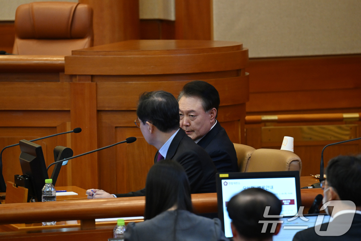 (서울=뉴스1) 사진공동취재단 = 윤석열 대통령이 20일 오후 서울 종로구 헌법재판소에서 열린 탄핵심판 10차 변론에 출석해 윤갑근 변호사와 대화를 나누고 있다. 이날 윤 대통령은 …