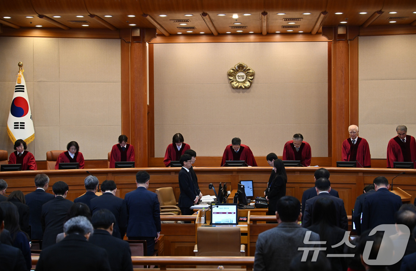 (서울=뉴스1) 사진공동취재단 = 문형배 헌법재판소장 직무대행을 비롯한 헌법재판관들이 20일 오후 서울 종로구 헌법재판소에서 열린 윤 대통령 탄핵심판 10차 변론에 자리하고 있다. …