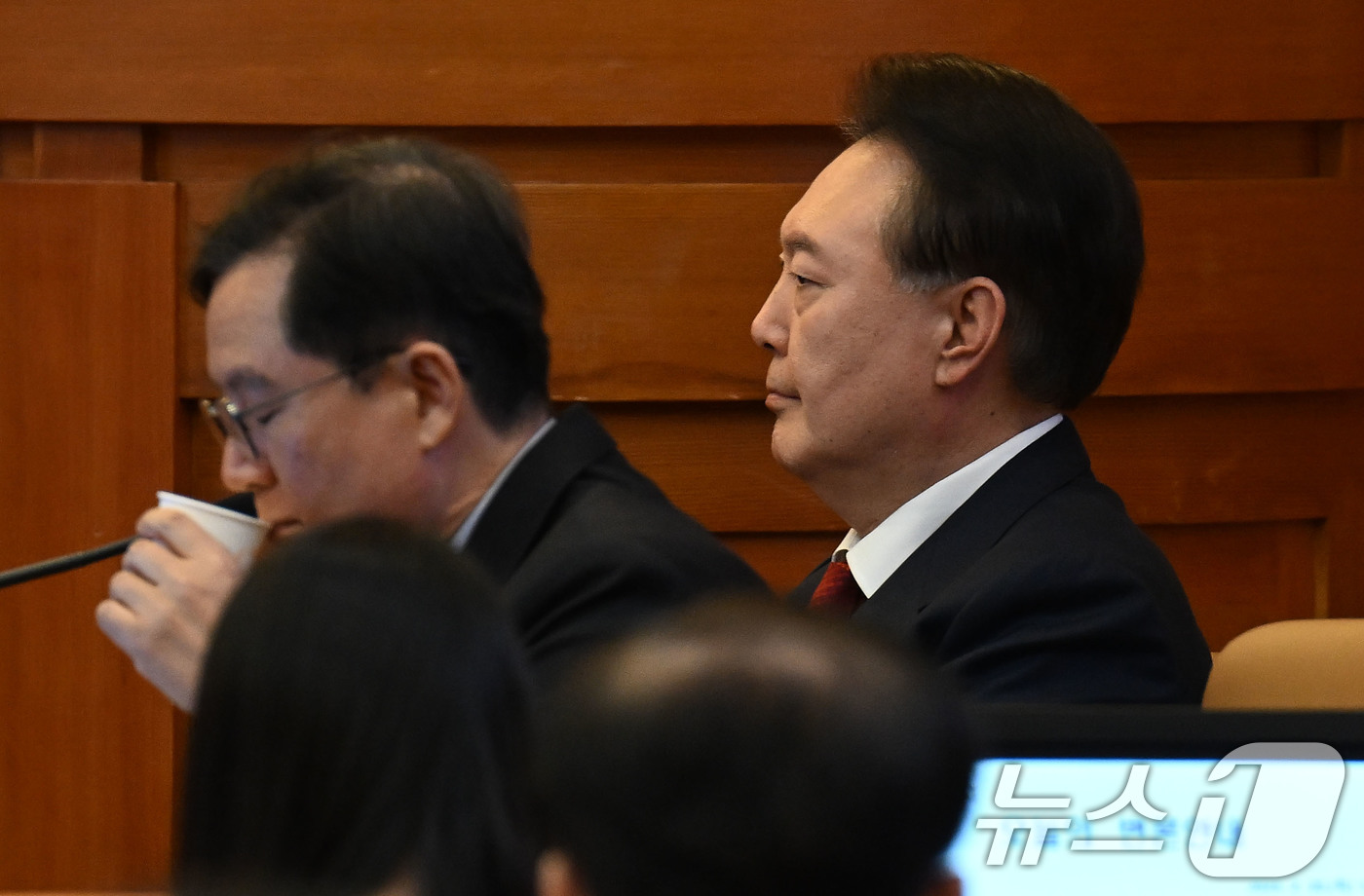 (서울=뉴스1) 사진공동취재단 = 윤석열 대통령이 20일 오후 서울 종로구 헌법재판소에서 열린 탄핵심판 10차 변론에 출석해 있다. 이날 윤 대통령은 8분 만에 퇴정했다. 2025 …