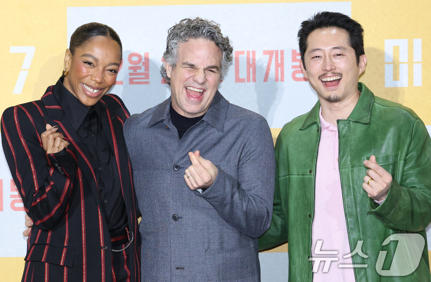 (서울=뉴스1) 권현진 기자 = 배우 나오미 애키(왼쪽부터)와 마크 러팔로, 스티븐 연이 20일 서울 강남구 코엑스 메가박스에서 열린 영화 '미키17'(감독 봉준호) 내한 기자간담 …