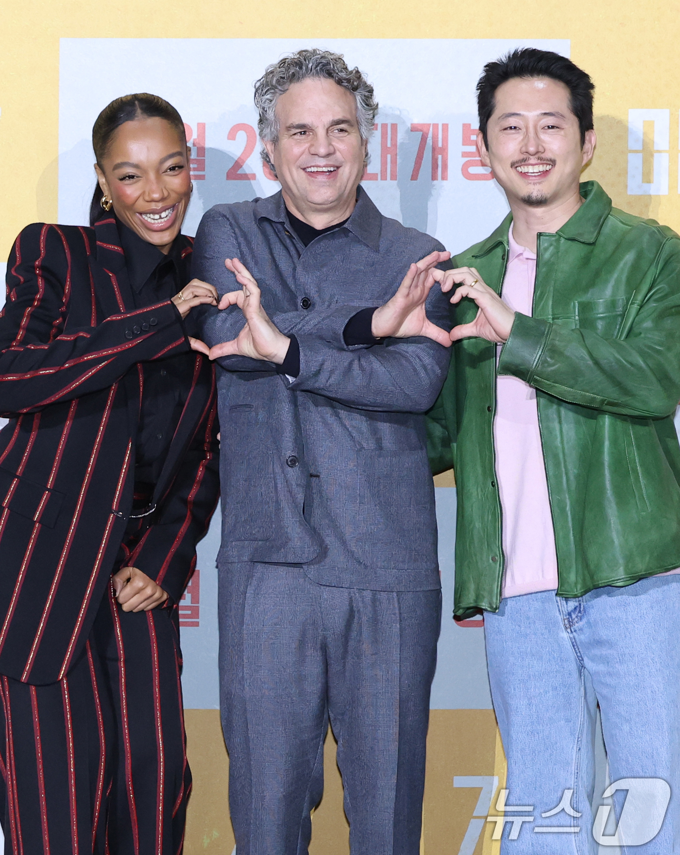 (서울=뉴스1) 권현진 기자 = 배우 나오미 애키(왼쪽부터)와 마크 러팔로, 스티븐 연이 20일 서울 강남구 코엑스 메가박스에서 열린 영화 '미키17'(감독 봉준호) 내한 기자간담 …