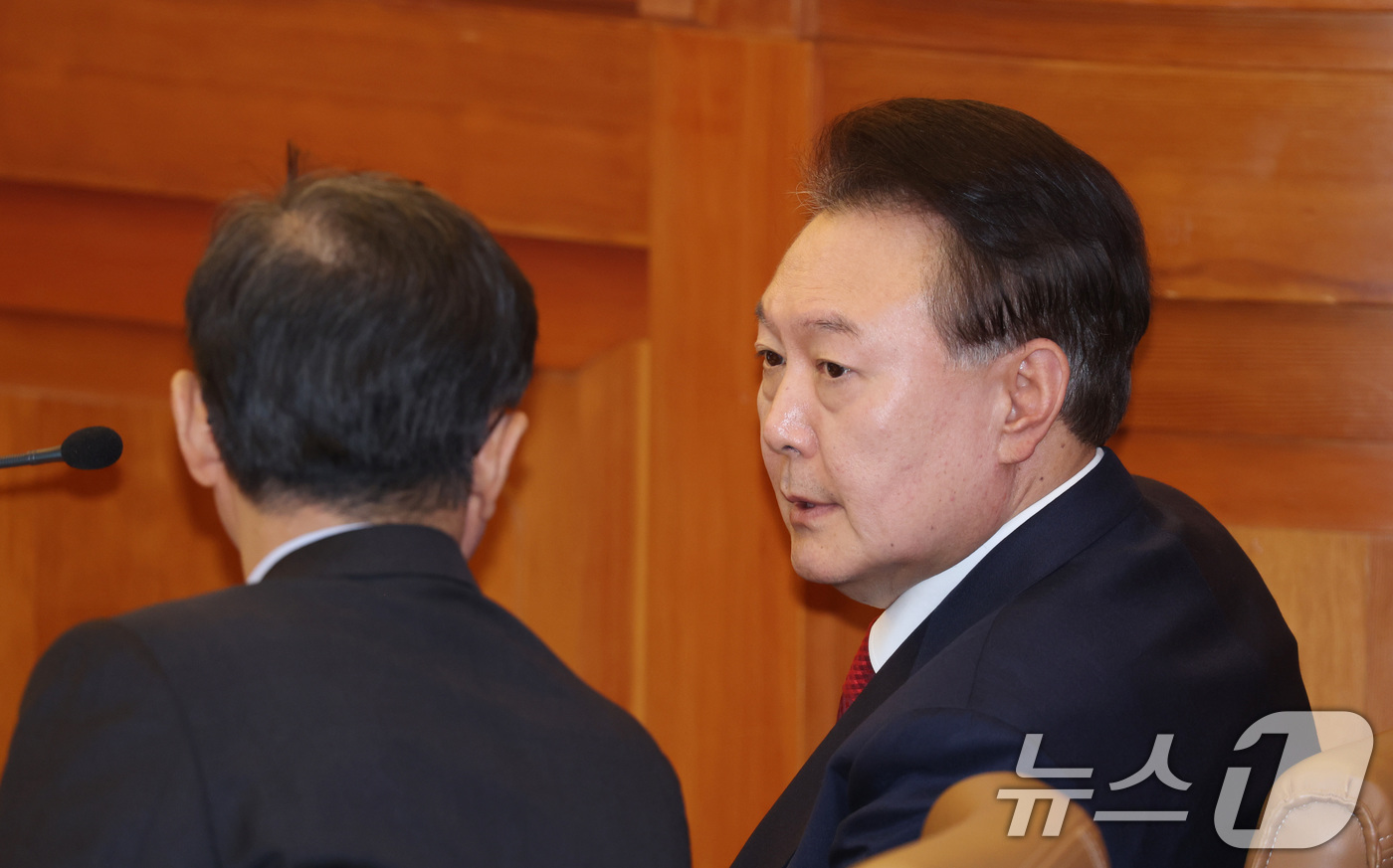 (서울=뉴스1) 사진공동취재단 = 윤석열 대통령이 20일 오후 서울 종로구 헌법재판소에서 열린 탄핵심판 10차 변론에 출석해 윤갑근 변호사와 대화를 나누고 있다. 이날 윤 대통령은 …