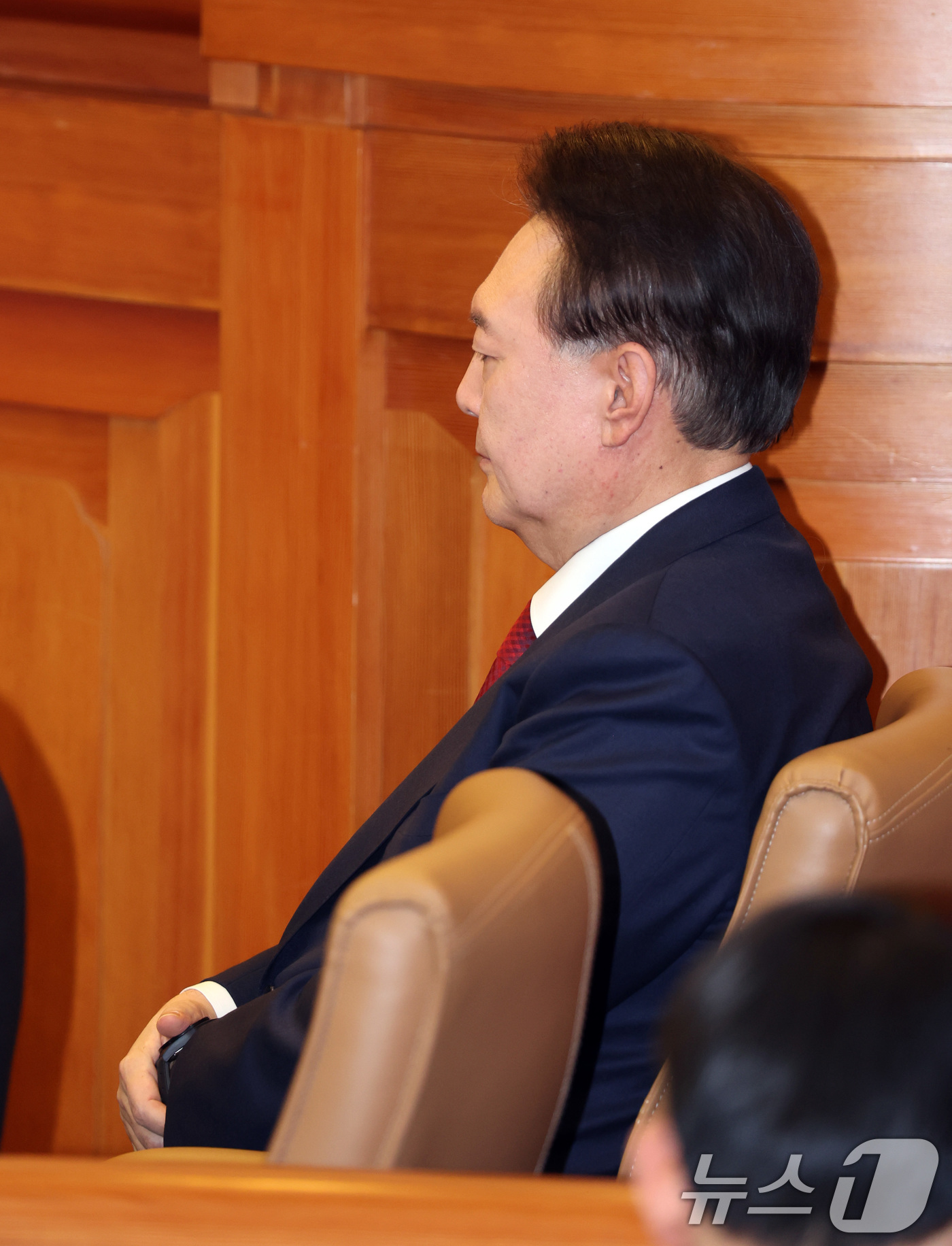 (서울=뉴스1) 사진공동취재단 = 윤석열 대통령이 20일 서울 종로구 헌법재판소에서 열린 탄핵심판 10차 변론에 출석해 있다. 왼쪽은 윤갑근 변호사. 이날 윤 대통령은 8분 만에 …