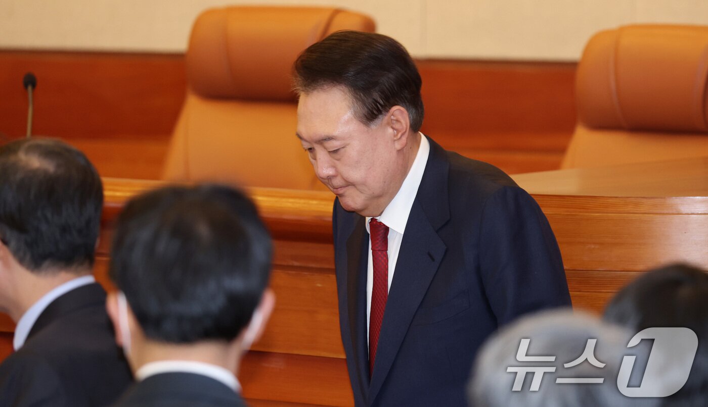본문 이미지 - 윤석열 대통령이 20일 서울 종로구 헌법재판소에서 열린 탄핵심판 10차 변론에 출석하고 있다. 2025.2.20/뉴스1 ⓒ News1 사진공동취재단