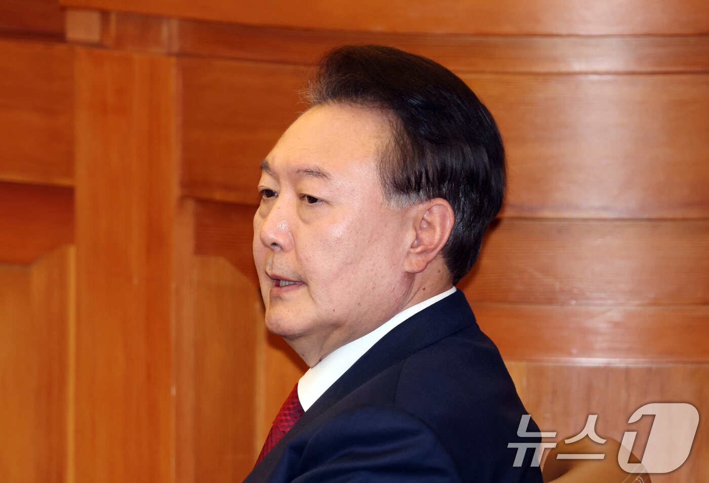 본문 이미지 - 윤석열 대통령이 20일 서울 종로구 헌법재판소에서 열린 탄핵심판 10차 변론에 출석하고 있다. 2025.2.20/뉴스1 ⓒ News1 사진공동취재단