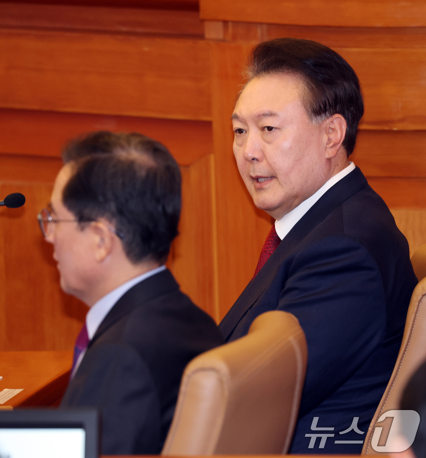 (서울=뉴스1) 사진공동취재단 = 윤석열 대통령이 20일 서울 종로구 헌법재판소에서 열린 탄핵심판 10차 변론에 출석해 윤갑근 변호사와 대화하고 있다. 2025.2.20/뉴스1