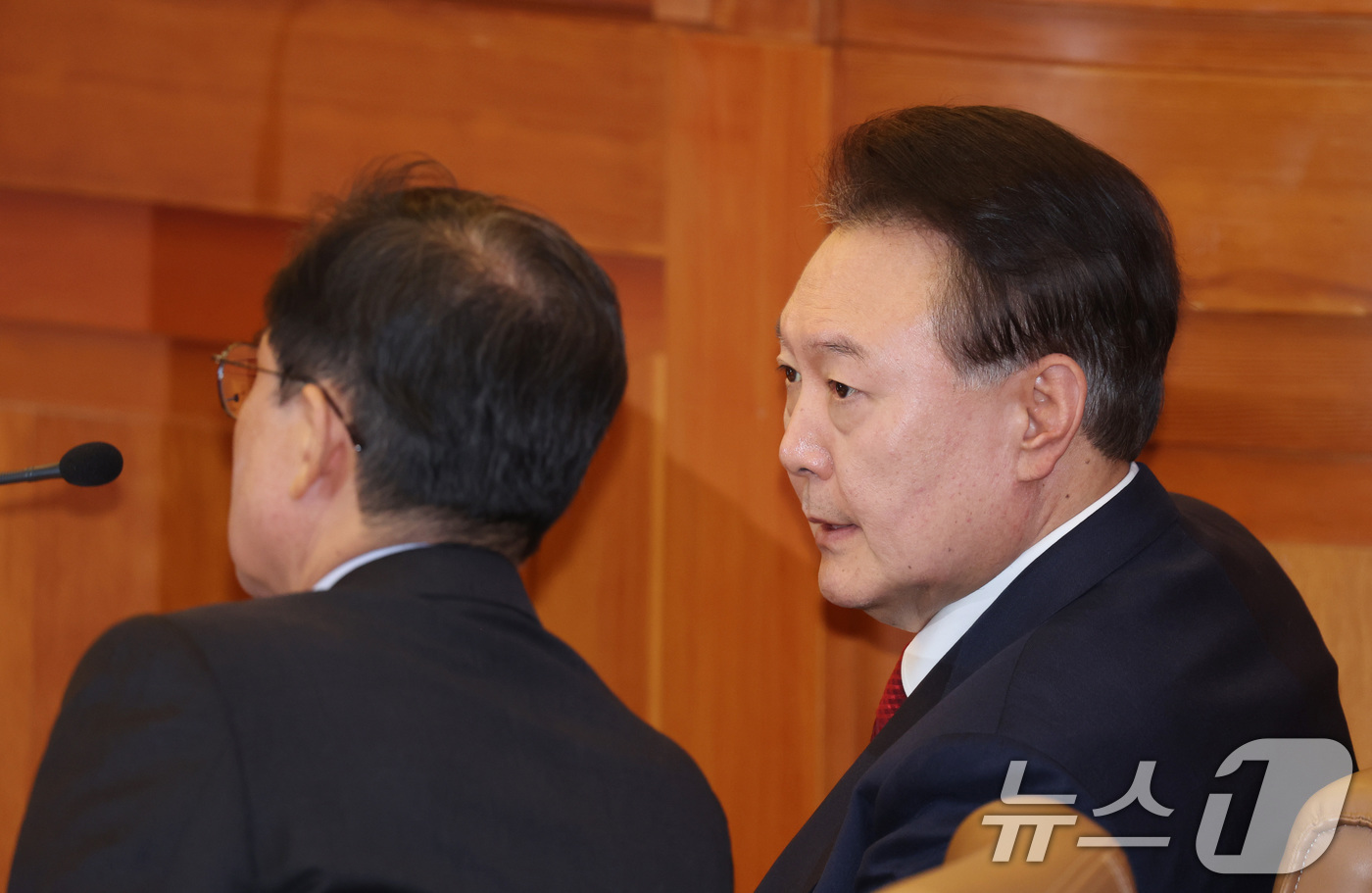 (서울=뉴스1) 사진공동취재단 = 윤석열 대통령이 20일 서울 종로구 헌법재판소에서 열린 탄핵심판 10차 변론에 출석해 윤갑근 변호사와 대화하고 있다. 2025.2.20/뉴스1