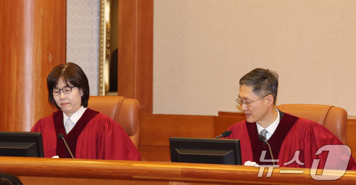 (서울=뉴스1) 사진공동취재단 = 문형배 헌법재판소장 권한대행(오른쪽)과 이미선 재판관이 20일 서울 종로구 헌법재판소에서 열린 윤석열 대통령 탄핵심판 10차 변론에 참석해 있다. …