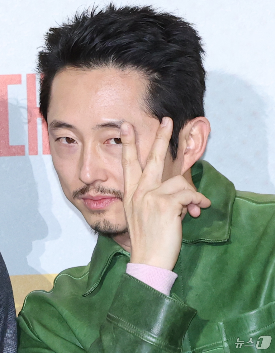 (서울=뉴스1) 권현진 기자 = 배우 스티븐 연이 20일 서울 강남구 코엑스 메가박스에서 열린 영화 '미키17'(감독 봉준호) 내한 기자간담회에 참석해 포즈를 취하고 있다.'미키1 …