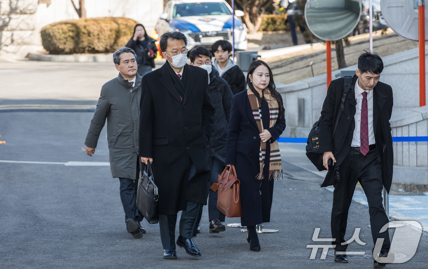 (서울=뉴스1) 사진공동취재단 = 윤석열 대통령 측 변호인인 차기환 변호사가 20일 서울 종로구 헌법재판소에서 열린 윤석열 대통령 탄핵심판 10차 변론기일에 출석하고 있다. 202 …