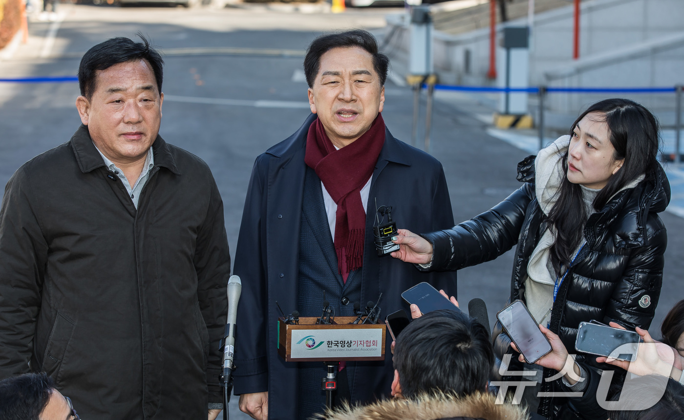 (서울=뉴스1) 사진공동취재단 = 김기현 국민의힘 의원이 20일 서울 종로구 헌법재판소에서 열린 윤석열 대통령 탄핵심판 10차 변론기일에 참석하며 취재진의 질문에 답하고 있다. 2 …