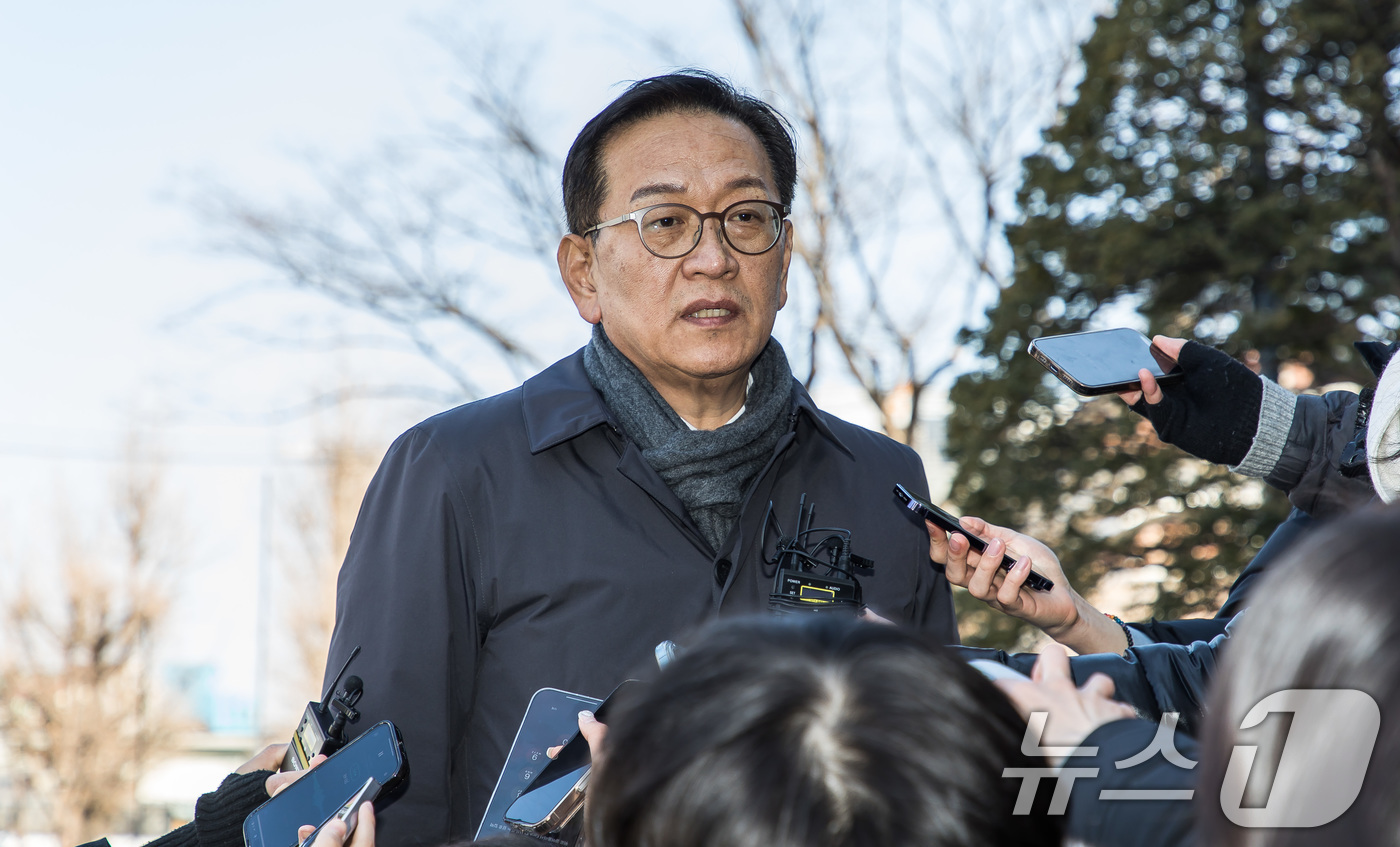 (서울=뉴스1) 사진공동취재단 = 윤석열 대통령 측 변호인인 석동현 변호사가 20일 서울 종로구 헌법재판소에서 열린 윤석열 대통령 탄핵심판 10차 변론기일에 출석하며 취재진의 질문 …