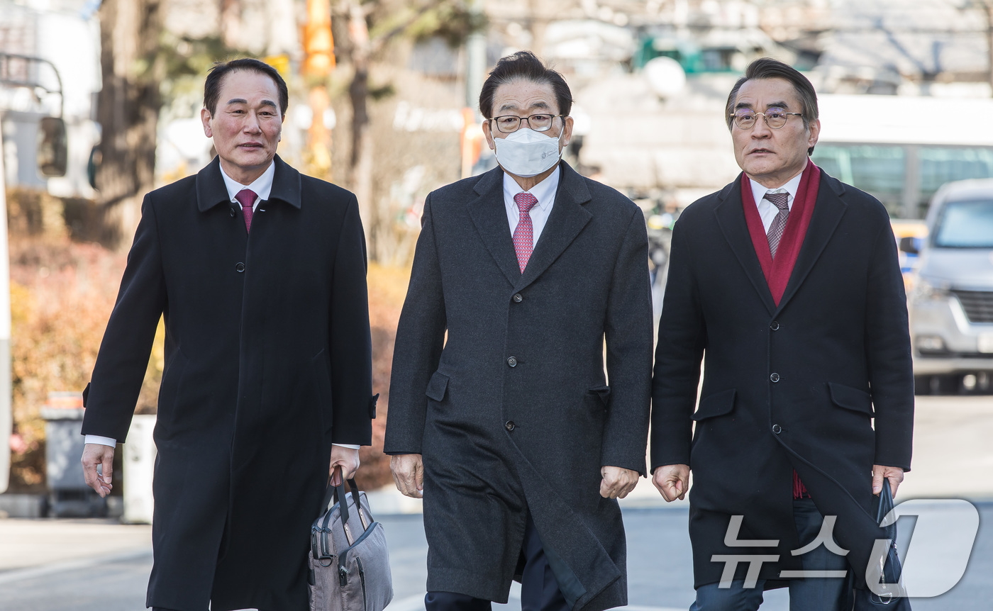 (서울=뉴스1) 사진공동취재단 = 배보윤 변호사를 비롯한 윤석열 대통령 측 변호인단이 20일 서울 종로구 헌법재판소에서 열린 윤석열 대통령 탄핵심판 10차 변론기일에 출석하고 있다 …