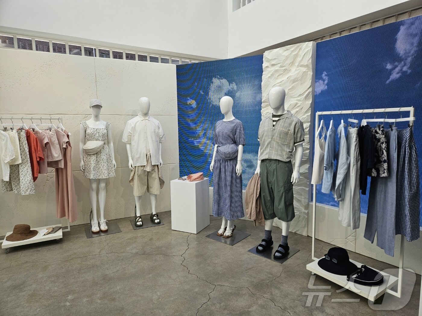 본문 이미지 - 유니클로 25SS 시즌 컬렉션 프리뷰 행사장 모습.ⓒ 뉴스1/김진희 기자.