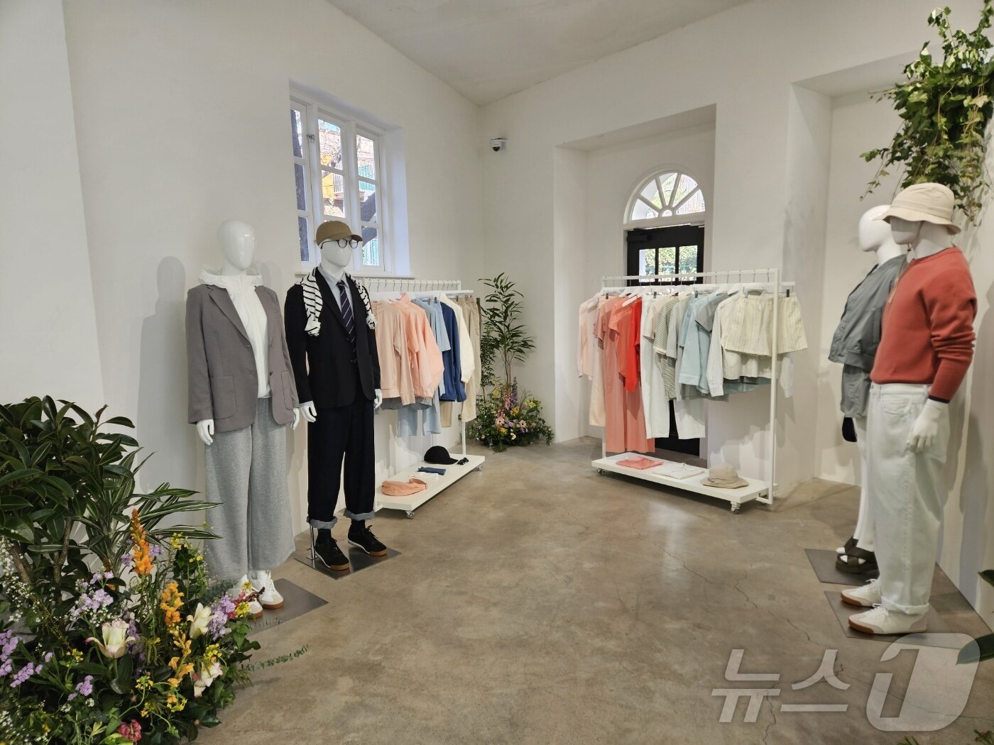 본문 이미지 - 유니클로 25SS 시즌 컬렉션 프리뷰 행사장 모습.ⓒ 뉴스1/김진희 기자.