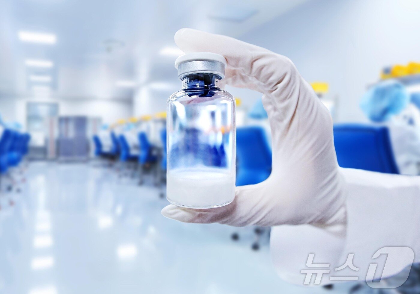 본문 이미지 - 삼성바이오로직스 직원이 동결건조된 바이오의약품이 담긴 약병(Vial)을 들고 있다.(삼성바이오로직스 제공)/뉴스1