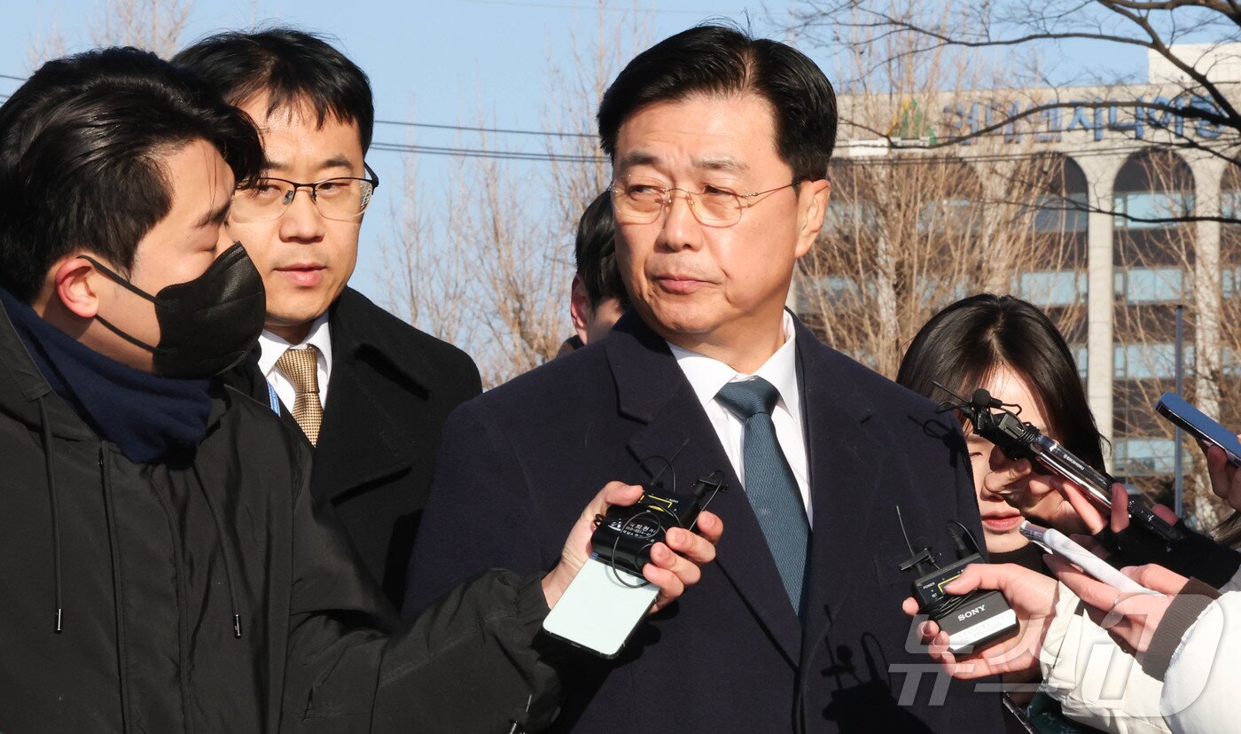 본문 이미지 - 홍장원 전 국가정보원 제1차장이 지난달 20일 서울 종로구 헌법재판소에서 열린 윤석열 대통령 탄핵심판 10차 변론에 증인으로 출석하고 있다. 2025.2.20/뉴스1 ⓒ News1 허경 기자