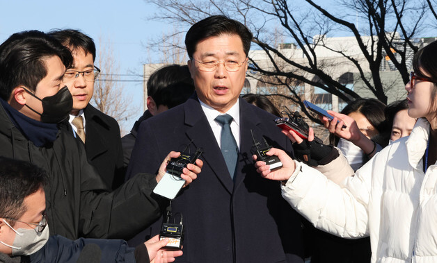 尹, 형사재판서도 '홍장원 메모' 신빙성 공격…"지렁이 글씨"