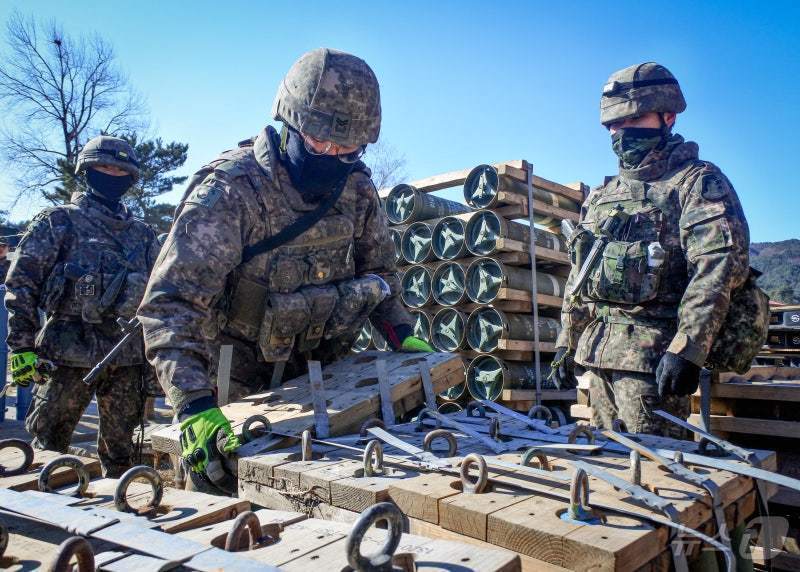 본문 이미지 - 지난 17~20일 강원 고성·속초·양양 일대에서 진행한 육군 제22보병사단 혹한기 전술훈련 모습.(사단 제공, 재판매 및 DB 금지) 2025.2.20/뉴스1 ⓒ News1 윤왕근 기자