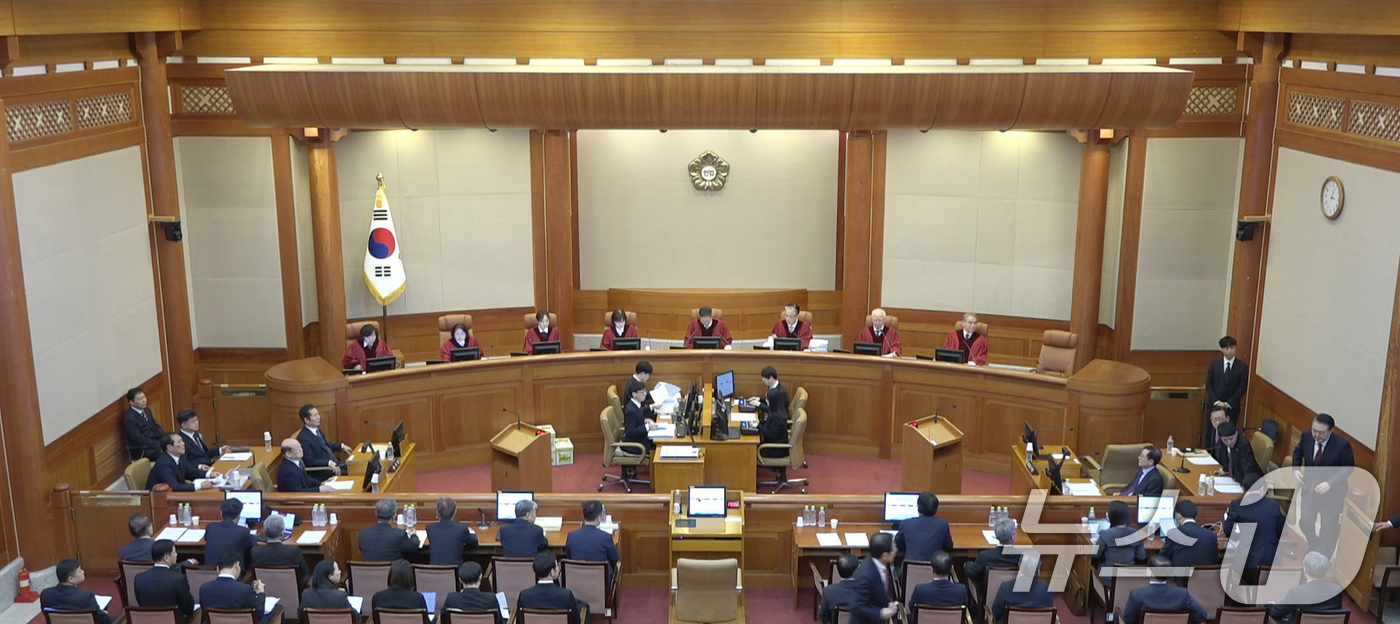 (서울=뉴스1) = 윤석열 대통령이 20일 서울 종로구 헌법재판소에서 열린 탄핵심판 10차 변론에 출석한 후 한 총리에 대한 증인 신문이 시작되기 전에 심판장을 퇴정하고 있다.윤 …