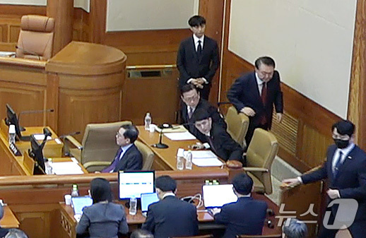 (서울=뉴스1) = 윤석열 대통령이 20일 서울 종로구 헌법재판소에서 열린 탄핵심판 10차 변론에 출석한 후 한 총리에 대한 증인 신문이 시작되기 전에 심판장을 퇴정하고 있다.윤 …