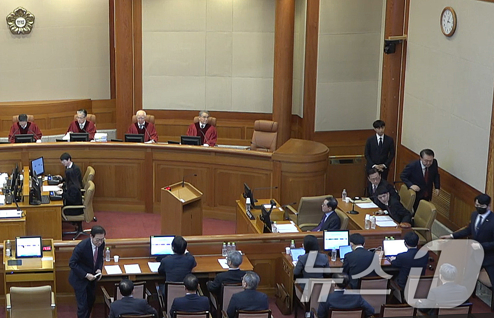 (서울=뉴스1) = 윤석열 대통령이 20일 서울 종로구 헌법재판소에서 열린 탄핵심판 10차 변론에 출석한 후 한 총리에 대한 증인 신문이 시작되기 전에 심판장을 퇴정하고 있다. 윤 …