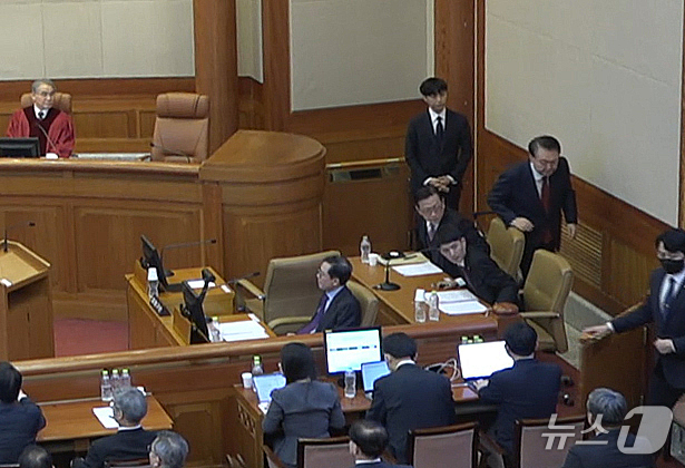 (서울=뉴스1) = 윤석열 대통령이 20일 서울 종로구 헌법재판소에서 열린 탄핵심판 10차 변론에 출석한 후 한 총리에 대한 증인 신문이 시작되기 전에 심판장을 퇴정하고 있다. 윤 …