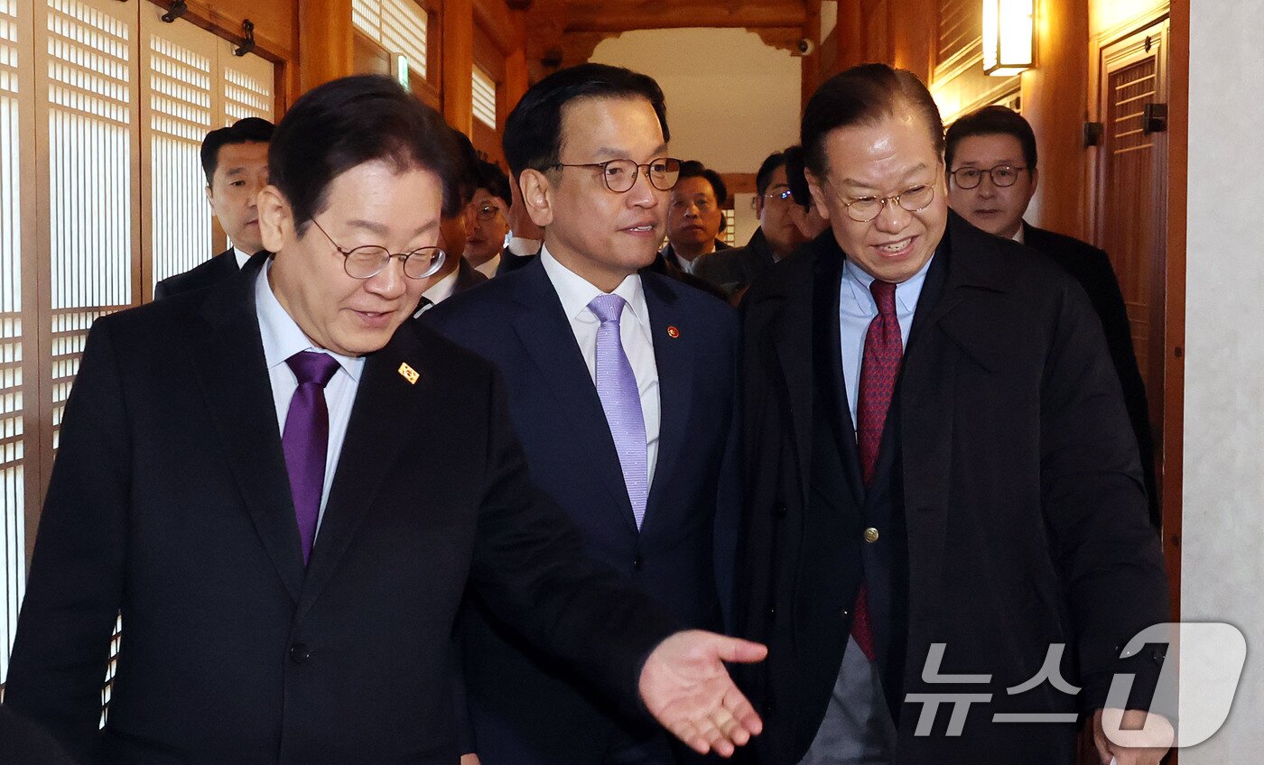 본문 이미지 - 이재명 더불어민주당 대표(왼쪽부터), 최상목 대통령 권한대행 부총리 겸 기획재정부 장관, 권영세 국민의힘 비상대책위원장이 20일 오후 서울 여의도 국회 사랑재에서 열린 국정 안정을 위한 국회-정부 국정협의회에 입장하고 있다. 2025.2.20/뉴스1 ⓒ News1 국회사진취재단