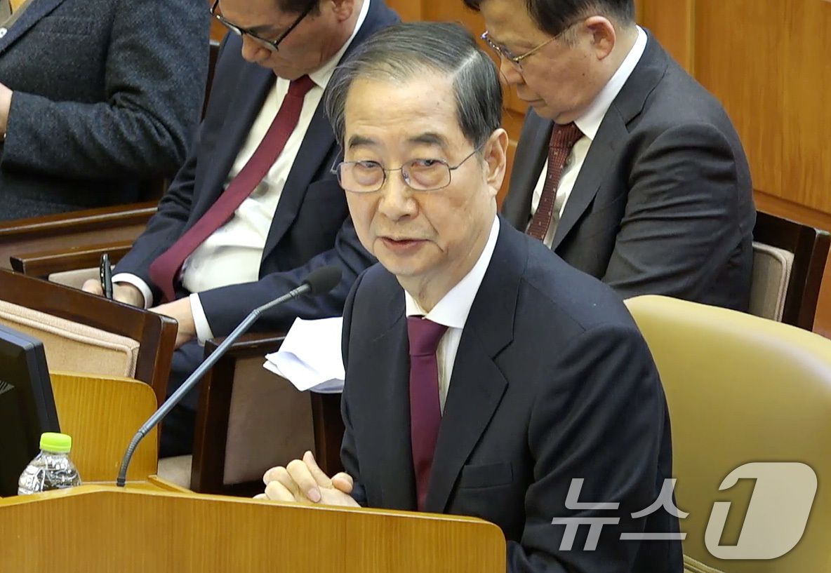 (서울=뉴스1) = 한덕수 국무총리가 20일 서울 종로구 헌법재판소 대심판정에서 열린 윤석열 대통령 탄핵심판 10차 변론에서 발언하고 있다. (헌법재판소 제공. 재판매 및 DB 금 …