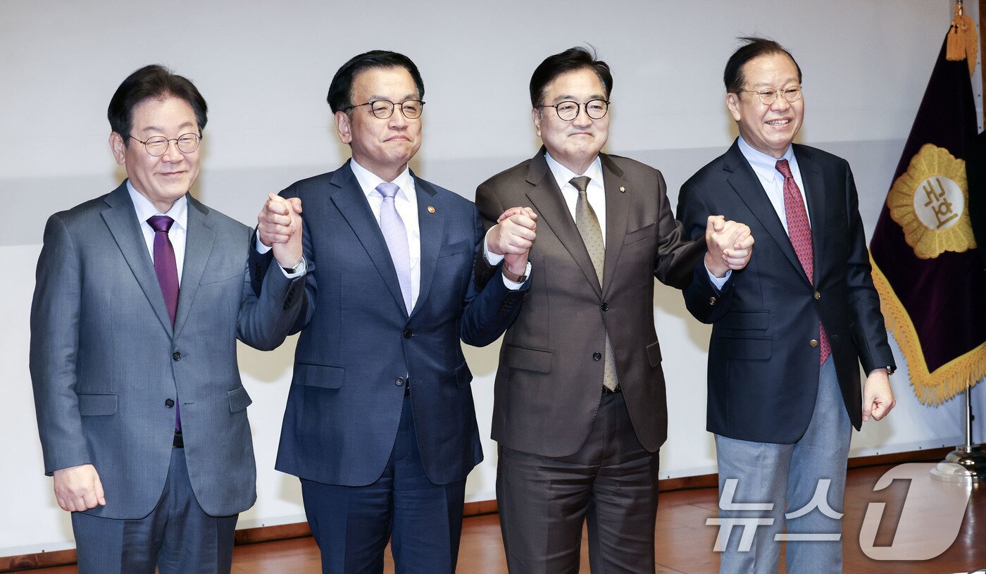본문 이미지 - 이재명 더불어민주당 대표(왼쪽부터), 최상목 대통령 권한대행 부총리 겸 기획재정부 장관, 우원식 국회의장, 권영세 국민의힘 비상대책위원장이 20일 오후 서울 여의도 국회 사랑재에서 열린 국정 안정을 위한 국회-정부 국정협의회에 참석해 기념 촬영하고 있다. 2025.2.20/뉴스1 ⓒ News1 국회사진취재단
