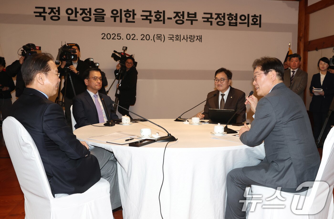 본문 이미지 - 이재명 더불어민주당 대표가 20일 오후 서울 여의도 국회 사랑재에서 열린 국정 안정을 위한 국회-정부 국정협의회 첫 회의에서 모두 발언을 하고 있다. 왼쪽부터 권영세 국민의힘 비상대책위원장, 최상목 대통령 권한대행 부총리 겸 기획재정부 장관, 우원식 국회의장, 이 대표. 2025.2.20/뉴스1 ⓒ News1 국회사진취재단