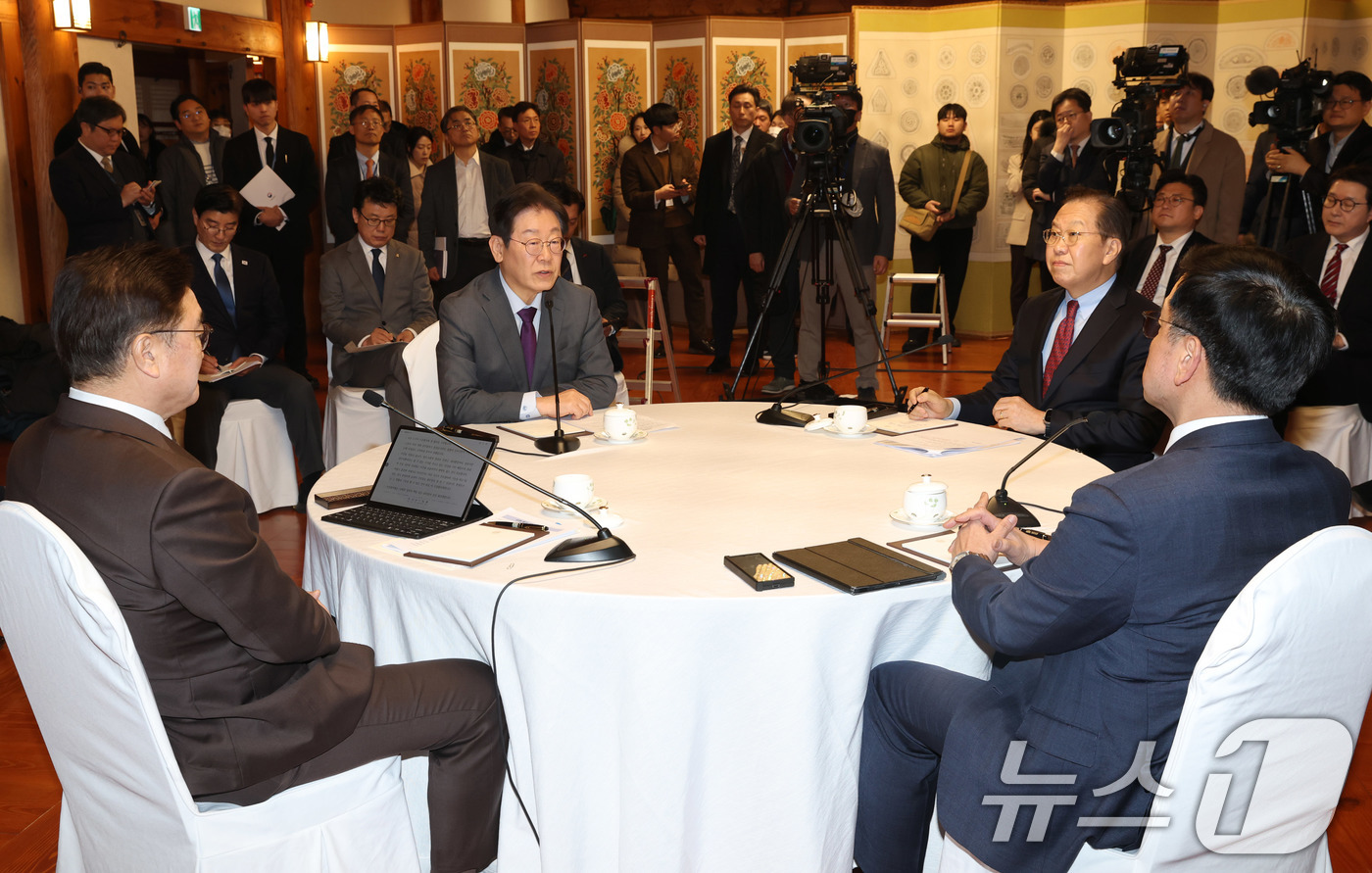 (서울=뉴스1) 국회사진취재단 = 이재명 더불어민주당 대표가 20일 오후 서울 여의도 국회 사랑재에서 열린 국정 안정을 위한 국회-정부 국정협의회 첫 회의에서 모두 발언하고 있다. …