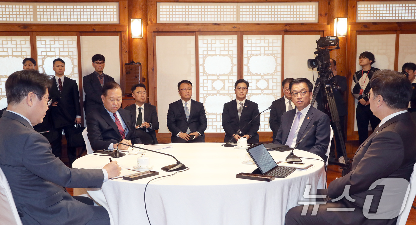 (서울=뉴스1) 국회사진취재단 = 최상목 대통령 권한대행 부총리 겸 기획재정부 장관이 20일 오후 서울 여의도 국회 사랑재에서 열린 국정 안정을 위한 국회-정부 국정협의회 첫 회의 …